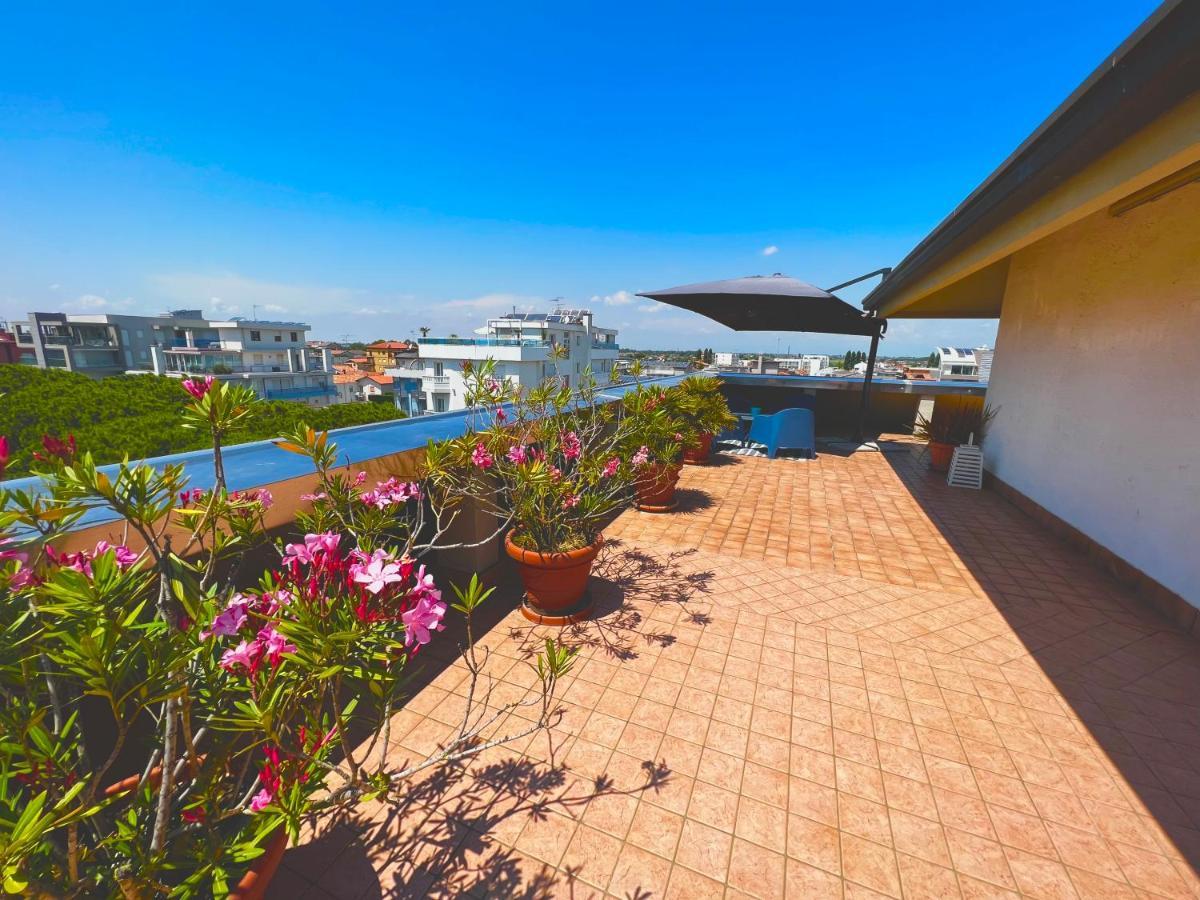 Appartamento Blue Moon Penthouse Lido di Jesolo Esterno foto